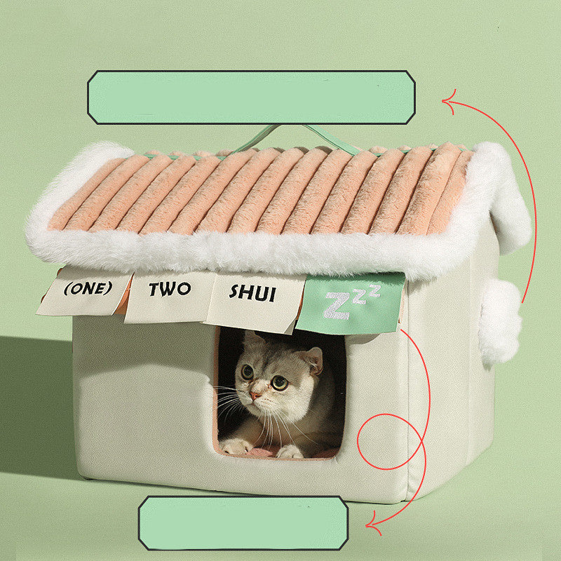 Casa para gatos cerrada de tela cálida en invierno