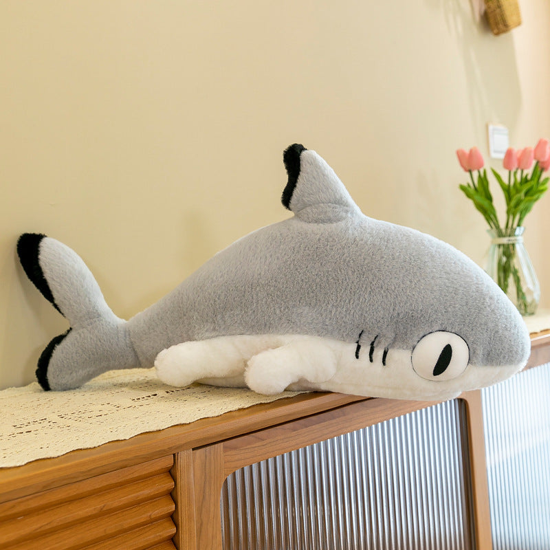 Poupée requin en peluche décorative mignonne