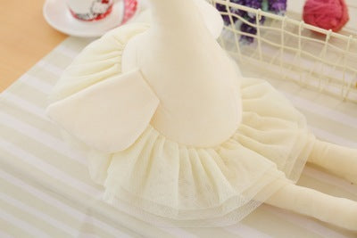 Muñeco de peluche con forma de cisne blanco y corona de dibujos animados