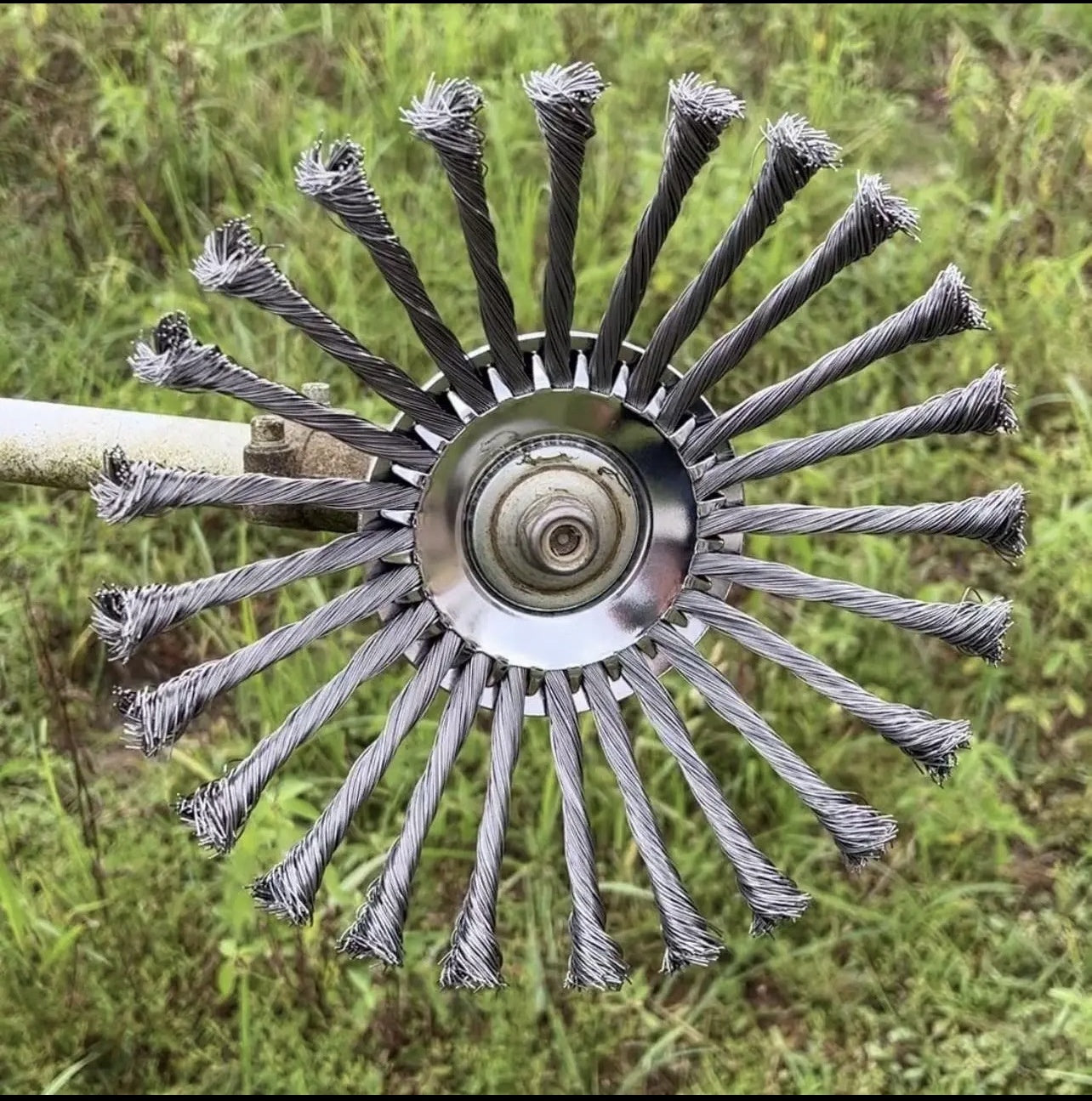 Roues en fil torsadé pour désherbage de jardin