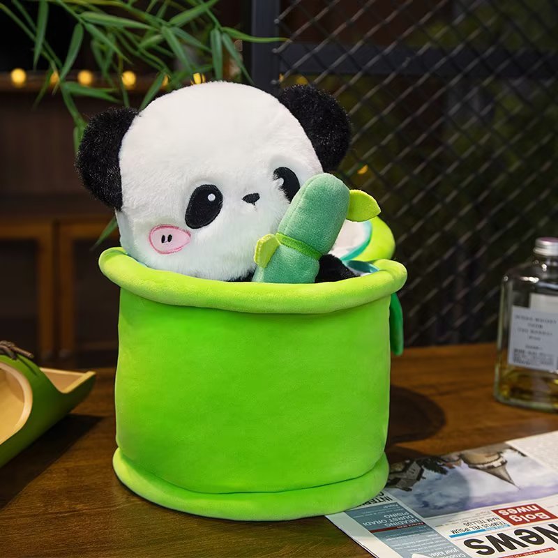 Muñeco de panda simulado con tubo de bambú