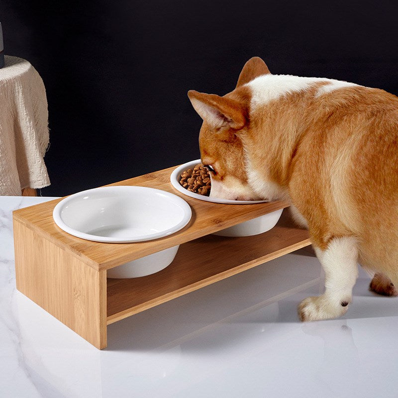 Bol pour chien en céramique sur table en bambou