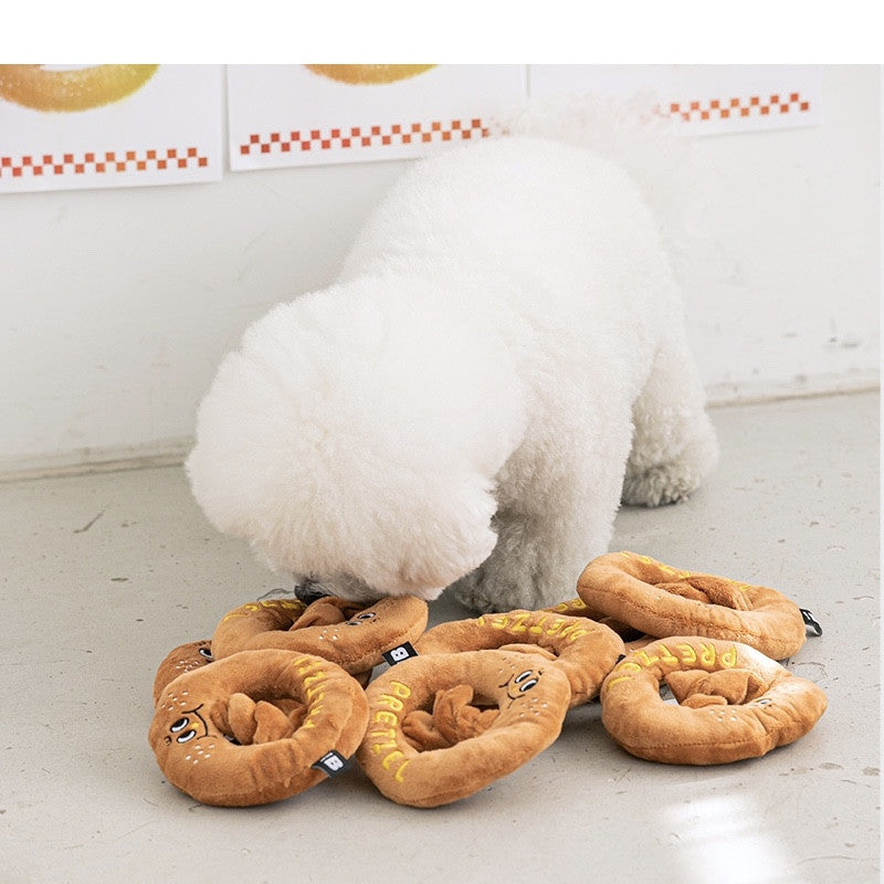 Pan Donut mascota perro olfateando juguete con sonido