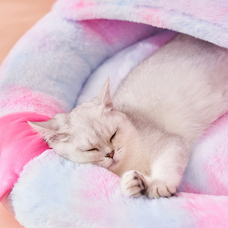 Cama cerrada para gatos para que las mascotas duerman calentitas en invierno