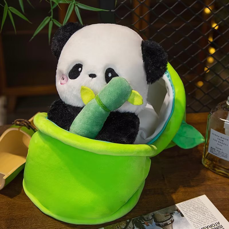 Muñeco de panda simulado con tubo de bambú