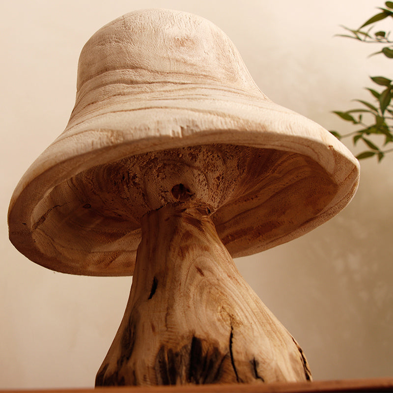 Ornements de champignons en bois dans la cour du jardin