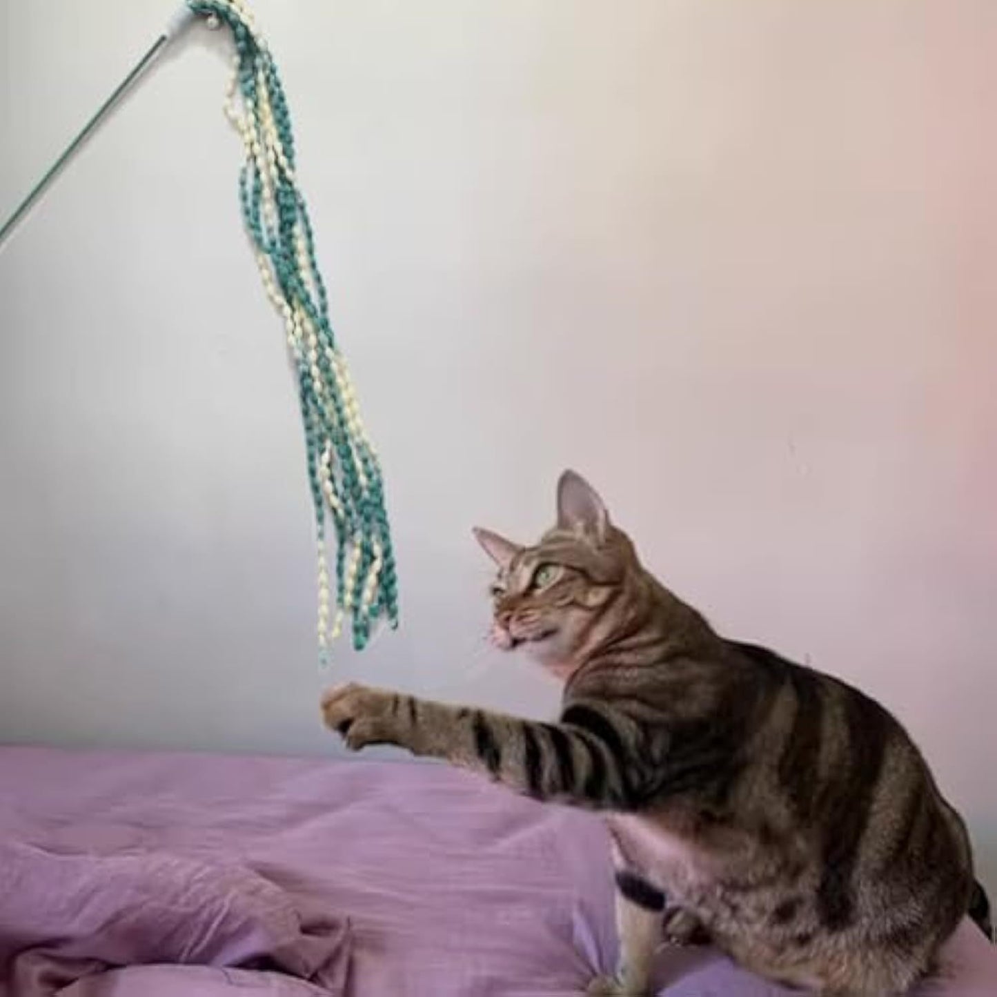 Juguetes para gatos, varitas de felpa para gatos, palo interactivo para burlas de gatos, varitas vibrantes para gatos con campana para gatitos y gatos que tienen ejercitador jugando