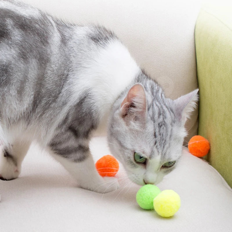 50/100 Uds lindos juguetes divertidos para gatos pelota de felpa elástica pelota de juguete para gatos creativo colorido interactivo gato Pom juguete masticable para gatos