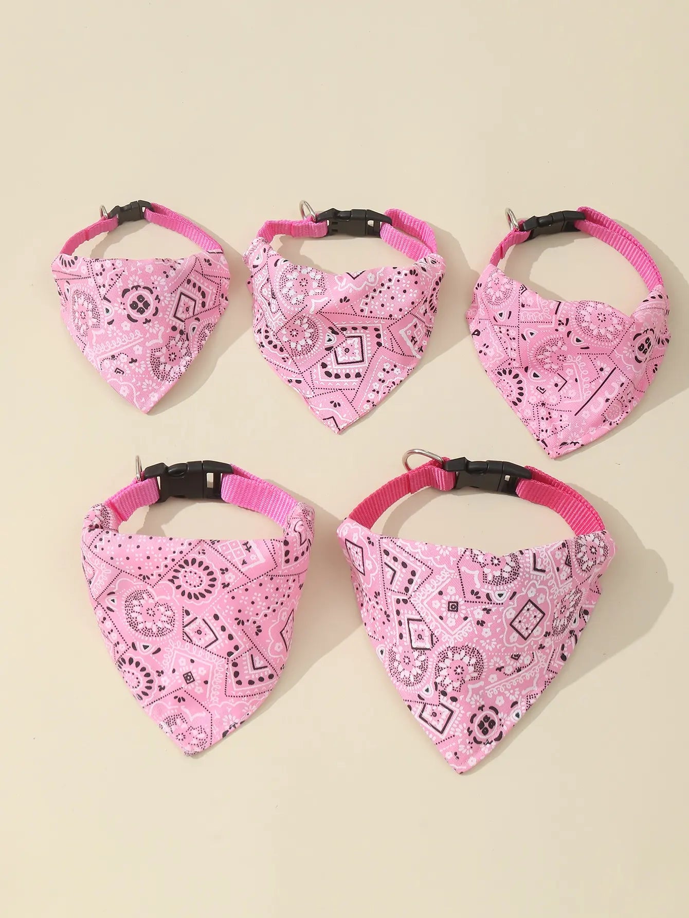 1 Pza Bandana para mascotas de Color rosa con patrón aleatorio con forma de triángulo ajustable y hebilla bufanda para el cuello para perros cachorros gatos Collar para perros Baberos