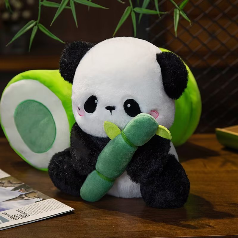 Muñeco de panda simulado con tubo de bambú