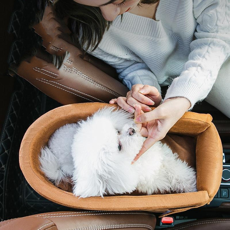 Artefacto antisuciedad para perros en la guarida de control central del coche