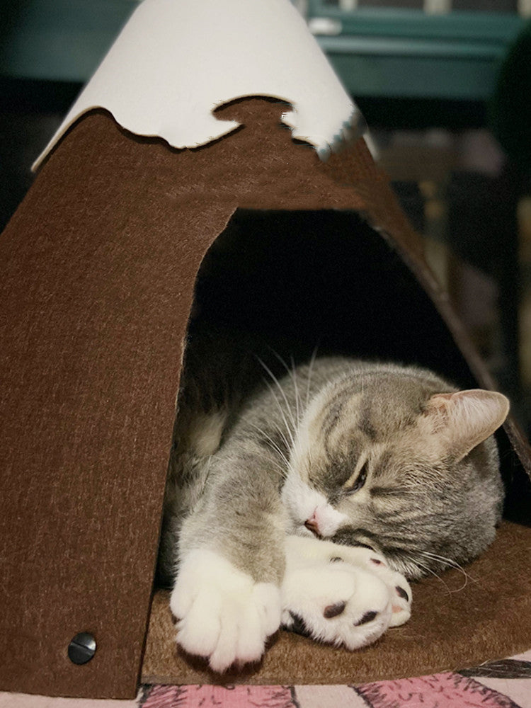 Tienda de campaña para mascotas cálida y cerrada con arena para gatos cubierta de nieve