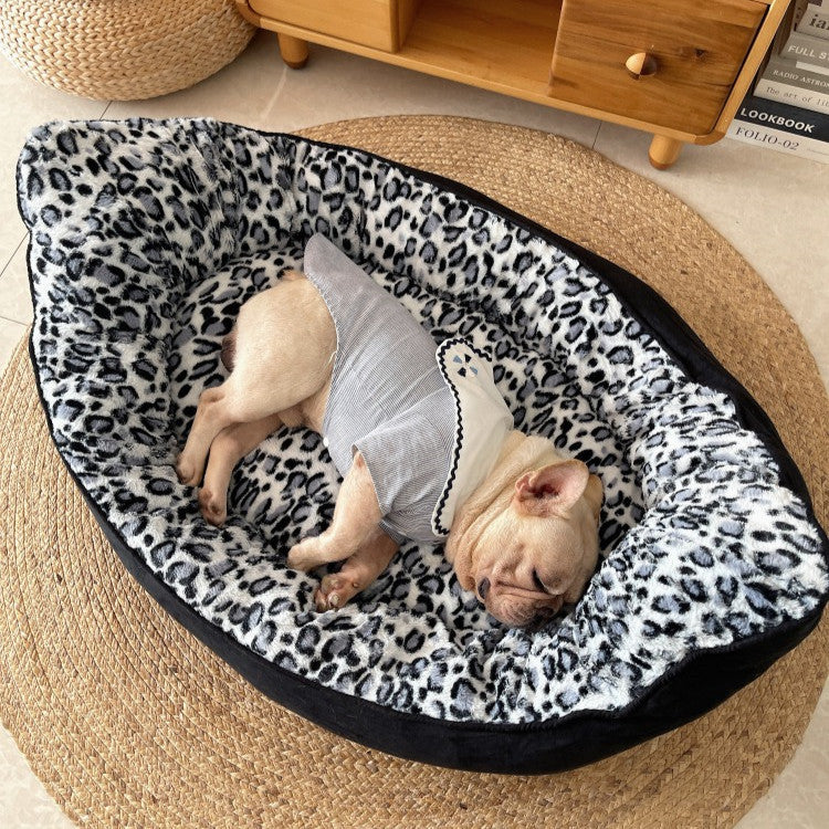 Un petit bateau, un canapé pour animaux de compagnie, un lit pour chien, un tapis en peluche épais pour chien