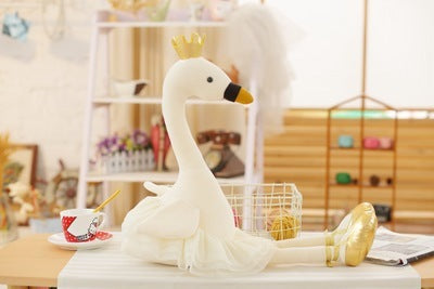 Muñeco de peluche con forma de cisne blanco y corona de dibujos animados