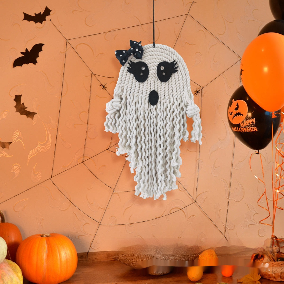 Tissage d'un joli pendentif fantôme blanc pour Halloween