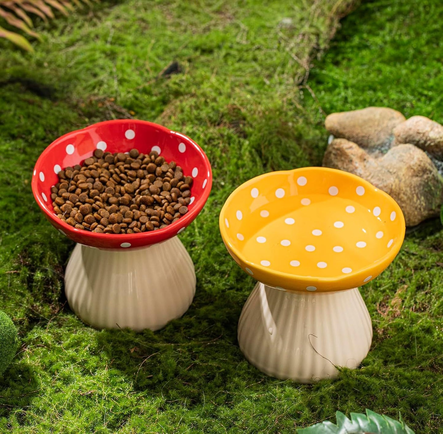 Bol pour chat surélevé en forme de champignon avec un joli design à pois et un matériau en céramique sûr pour les petits animaux de compagnie 